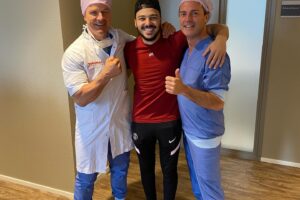 Ilias Bulaid Instagram - Het is pas over als je opgeeft, 9 maanden geleden liep @officialbulaid een zware knie blessure op in zijn laatste gevecht. Gelukkig konden we snel terecht bij de top orthopeed @rvdijck die een garantie is voor vakmanschap, empathie en snel schakelen. De gehele revalidatie hebben we als een team samen gedaan. In slechte tijden weet je wie er staan en wie er gaan.
 
Keihard werken was de basis en de grootste uitdaging was het geduld bewaren van @officialbulaid 
Ik was live bij de operatie en het eerste wat hij zei toen hij ontwaakte uit de narcose “ik moet vechten” deze zin herhaalde hij minimaal 300 keer en gelijk gingen alle monitoren op hol.
Hoe diep zit het? Hahahaha heel diep en dat is waar het om gaat als je grotere doelen hebt in het leven.

Het gevecht van afgelopen zaterdag was zo’n mooie bekroning van het proces. Ik heb nog nooit zo ontspannen zitten genieten hoe alle puzzelstukjes bij elkaar kwamen. Drie maal raden waar hij het gevecht mee openden? Een knetterharde lowkick op binnenkant been van zijn tegenstander. Dat was een fantastische bevestiging hoeveel vertrouwen hij weer had in zijn lichaam. 

Het was een waar genoegen samen te werken met dit echte team @duanemma @osszziee @rvdijck