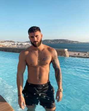 Illan Castronovo Instagram - 🫐 tag la personne que tu emmènerais à Mykonos 💕