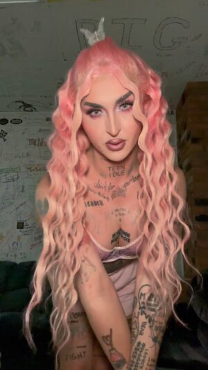 Ilona Verley Instagram - This song is really me.mp3 

#agorahills #pinkhair #egirl #butterflyclip