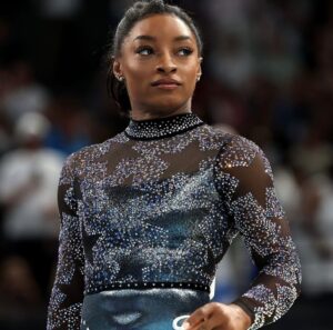 Ilse Salas Instagram - Obsesionada con estas dos reinas 🥹. Y este asunto de BILES retirándose para sorpresa de todxs en plena competencia (Tokio 2020) dándole la espalda a esta idea atroz de “ante todo ganar, ante todo producir, ante todo sacrificar, no pares no pares no pares , tú puedes tú puedes tú puedes “ ALV !, priorizó su salud mental, recuperó su vida (que va más allá del trabajo y vocación )y nos demostró como solo así se regresa más fuerte y más poderosa. #simonebiles #rebecaandrade🙌🏽🙌🏽🙌🏽