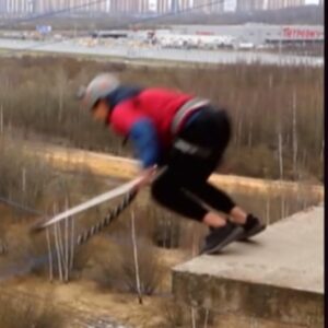 Ilya Larionov Instagram - Мужик без кожи, собрание грешников и «скучная» жизнь Ильи Ларионова 👀
Дневник Битвы на связи 🔮🪬.
⠀ 
В этот раз собрал комбо из впечатлений от двух выпусков – времени мало, но это не повод забрасывать наши психолого-мистические заметки, ведь так? 😉
⠀ 
В последнее время часто ловлю себя на наблюдении: в моих действиях / словах люди усматривают совсем иной смысл, нежели был вложен мной. Да еще и меня пытаются в нем убедить)
⠀ 
Пример – мой экстремальный прыжок, ставший заданием для экстрасенсов 🏃‍➡️🌬️.
Знаете правило 72 часов? Считается, если вам в голову пришла идея, – начните воплощать ее в течение 3-х суток. Тогда ее успех обеспечен. Отложите на подольше – идея уйдет в долгий ящик 🗃️, да там и останется.
⠀ 
Прыжок был как раз такой идеей, т. к. я стараюсь развивать в себе этот подход.
И что я прочел в комментах? «Ларионову, видимо, скучно живется, раз пытается так себя развлекать».
Ну да, ну да… Любимая работа, постоянное обучение, разъезды по стране с десятком прокачанных эзотериков – есть от чего заскучать 😅.
⠀ 
Еще о прыжке – в Питере было 0°, мы приехали на заброшку, две камеры из 4-х отказали👌. Плюс записи с GoPro и камеры 360° в руке не сохранились.
Прыгать было страшнее, чем с парашютом, – мозг понимал, что до земли не так далеко, и времени для маневров нет. Подходя к краю, я чувствовал, будто невидимый страж с наручниками оттягивал меня назад. Подозреваю, имя ему – инстинкт самосохранения)
⠀ 
В общем, легкость прыжков супергероев в кино далека от реальности.
Что помогло мне прыгнуть? Я отключил мозг. Сердце билось в такт джазовой импровизации – непредсказуемо и быстро.
Ощущения на грани, страх растет в полете, и чувствуешь себя максимально живым ⚡️🫨.

Правда, потом пришло обесценивание: кто-то вообще занимается роупджампингом (прыжками с тарзанки) постоянно, по сравнению с ними я не сделал ничего «такого».
Отучайте себя от этих сравнений!! Для меня это была моя личная победа над страхом. 
Не сравнивайте свою точку А с чьей-то точкой Б. Сравнивайте себя сегодняшнего с собой вчерашним – и только👉👉👉

@lifedoctor_petrova @mogila666 @gotzall 

#дневникбитвы #ильяларионов
