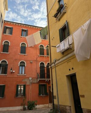 Ilya Lutsak Instagram - ROMA-VATICAN-FLORENCE-PISA-BOLOGNA-CINQUE TERRE-VENICE-RIMINI-SAN MARINO-ROMA. 

Я прошел этот трип по Италии и желаю всем мужчинам пройти его, и если я ношу поясную сумку, это не значит, что я женщина или балерина!

Если серьезно, уже зная, что из путешествий мы возвращаемся другими, я просто любопытно смотрел вперед - каким же я вернусь после этого!? 
Чтобы долго не отвечать, я просто поделюсь лайфхаком - ЖИВИТЕ, КАЙФУЙТЕ, ИСПОЛНЯЙТЕ СВОИ ЖЕЛАНИЯ, если кто-то скажет, что это нереально или не время быть счастливым - посылайте в жопу. 
1.ВЫ 2.ДОЛЖНЫ 3.СЕБЕ 4.БЫТЬ 5.СЧАСТЛИВЫМИ. 

Причем как оказалось, на моем примере, Италия вообще не проблема ни по времени, ни финансово, все решил за два дня, взял билеты, съездил, все ок. 
И мы же так можем всегда? НО НЕТ, давай ПОДУМАЕМ, всё ВЗВЕСИМ, ПОСЧИТАЕМ, ПОСМОТРИМ погоду, СОБЕРЕМ 345 чемоданов, СПРОСИМ у Маши и Васи, у Юры и Насти, ПОЧИТАЕМ блоги, ПЕРЕСМОТРИМ «Орел и решка» - ХУЯК, отпуск прошел лежа на диване. ХУЯК - жизнь прошла, умер, так ничего и не сделал, из того что хотел и о чем мечтал. 
ПРОСТО БЕРИ И ДЕЛАЙ. Никогда не будет лучшего времени. ❤️
(Не говорите мне про деньги, недостаток времени, маленьких детей, и т.д, наша Мамочка путешествовала с нами, когда мы были нищими, она находила ВОЗМОЖНОСТЬ❤️)

P.S Италия вернула вам Илью философа!) 

По традиции первые пять человек ответивших правильно на вопрос получат подарки из Италии / Сан-Марино . 
Вопрос : сколько тысяч шагов я прошел за эти восемь бешеных дней?
Пять первых ближайших цифр - пять подарков.

P.P.S - Искренне желаю тебе, находить силы, энергию и деньги на то, что ты любишь (а бабки точно приходят к тем, кто умеет восстанавливаться). 
Обнимаю ! Будьте счастливы! ИЛИ ЗАЧЕМ тогда ВЫ ЗДЕСЬ?❤️🙏🏻

P.P.P.S - спасибо моей Катюне, за то, что она на мою поездку отреагировала не - ПИЗДЕЦ, ПОЧЕМУ БЕЗ МЕНЯ?, а - любимый, ЕДЬ и КАЙФУЙ. Это самое ценное. Благодарю 🙏🏻 

#italy #italytravel #будьтесчастливы #лучшийденьсегодня #благодарю #мыслитель #italy_vacations #всевактуальном