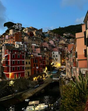 Ilya Lutsak Instagram - ROMA-VATICAN-FLORENCE-PISA-BOLOGNA-CINQUE TERRE-VENICE-RIMINI-SAN MARINO-ROMA. 

Я прошел этот трип по Италии и желаю всем мужчинам пройти его, и если я ношу поясную сумку, это не значит, что я женщина или балерина!

Если серьезно, уже зная, что из путешествий мы возвращаемся другими, я просто любопытно смотрел вперед - каким же я вернусь после этого!? 
Чтобы долго не отвечать, я просто поделюсь лайфхаком - ЖИВИТЕ, КАЙФУЙТЕ, ИСПОЛНЯЙТЕ СВОИ ЖЕЛАНИЯ, если кто-то скажет, что это нереально или не время быть счастливым - посылайте в жопу. 
1.ВЫ 2.ДОЛЖНЫ 3.СЕБЕ 4.БЫТЬ 5.СЧАСТЛИВЫМИ. 

Причем как оказалось, на моем примере, Италия вообще не проблема ни по времени, ни финансово, все решил за два дня, взял билеты, съездил, все ок. 
И мы же так можем всегда? НО НЕТ, давай ПОДУМАЕМ, всё ВЗВЕСИМ, ПОСЧИТАЕМ, ПОСМОТРИМ погоду, СОБЕРЕМ 345 чемоданов, СПРОСИМ у Маши и Васи, у Юры и Насти, ПОЧИТАЕМ блоги, ПЕРЕСМОТРИМ «Орел и решка» - ХУЯК, отпуск прошел лежа на диване. ХУЯК - жизнь прошла, умер, так ничего и не сделал, из того что хотел и о чем мечтал. 
ПРОСТО БЕРИ И ДЕЛАЙ. Никогда не будет лучшего времени. ❤️
(Не говорите мне про деньги, недостаток времени, маленьких детей, и т.д, наша Мамочка путешествовала с нами, когда мы были нищими, она находила ВОЗМОЖНОСТЬ❤️)

P.S Италия вернула вам Илью философа!) 

По традиции первые пять человек ответивших правильно на вопрос получат подарки из Италии / Сан-Марино . 
Вопрос : сколько тысяч шагов я прошел за эти восемь бешеных дней?
Пять первых ближайших цифр - пять подарков.

P.P.S - Искренне желаю тебе, находить силы, энергию и деньги на то, что ты любишь (а бабки точно приходят к тем, кто умеет восстанавливаться). 
Обнимаю ! Будьте счастливы! ИЛИ ЗАЧЕМ тогда ВЫ ЗДЕСЬ?❤️🙏🏻

P.P.P.S - спасибо моей Катюне, за то, что она на мою поездку отреагировала не - ПИЗДЕЦ, ПОЧЕМУ БЕЗ МЕНЯ?, а - любимый, ЕДЬ и КАЙФУЙ. Это самое ценное. Благодарю 🙏🏻 

#italy #italytravel #будьтесчастливы #лучшийденьсегодня #благодарю #мыслитель #italy_vacations #всевактуальном