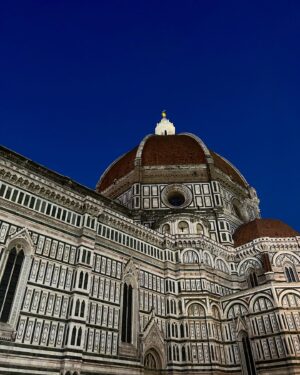 Ilya Lutsak Instagram - ROMA-VATICAN-FLORENCE-PISA-BOLOGNA-CINQUE TERRE-VENICE-RIMINI-SAN MARINO-ROMA. 

Я прошел этот трип по Италии и желаю всем мужчинам пройти его, и если я ношу поясную сумку, это не значит, что я женщина или балерина!

Если серьезно, уже зная, что из путешествий мы возвращаемся другими, я просто любопытно смотрел вперед - каким же я вернусь после этого!? 
Чтобы долго не отвечать, я просто поделюсь лайфхаком - ЖИВИТЕ, КАЙФУЙТЕ, ИСПОЛНЯЙТЕ СВОИ ЖЕЛАНИЯ, если кто-то скажет, что это нереально или не время быть счастливым - посылайте в жопу. 
1.ВЫ 2.ДОЛЖНЫ 3.СЕБЕ 4.БЫТЬ 5.СЧАСТЛИВЫМИ. 

Причем как оказалось, на моем примере, Италия вообще не проблема ни по времени, ни финансово, все решил за два дня, взял билеты, съездил, все ок. 
И мы же так можем всегда? НО НЕТ, давай ПОДУМАЕМ, всё ВЗВЕСИМ, ПОСЧИТАЕМ, ПОСМОТРИМ погоду, СОБЕРЕМ 345 чемоданов, СПРОСИМ у Маши и Васи, у Юры и Насти, ПОЧИТАЕМ блоги, ПЕРЕСМОТРИМ «Орел и решка» - ХУЯК, отпуск прошел лежа на диване. ХУЯК - жизнь прошла, умер, так ничего и не сделал, из того что хотел и о чем мечтал. 
ПРОСТО БЕРИ И ДЕЛАЙ. Никогда не будет лучшего времени. ❤️
(Не говорите мне про деньги, недостаток времени, маленьких детей, и т.д, наша Мамочка путешествовала с нами, когда мы были нищими, она находила ВОЗМОЖНОСТЬ❤️)

P.S Италия вернула вам Илью философа!) 

По традиции первые пять человек ответивших правильно на вопрос получат подарки из Италии / Сан-Марино . 
Вопрос : сколько тысяч шагов я прошел за эти восемь бешеных дней?
Пять первых ближайших цифр - пять подарков.

P.P.S - Искренне желаю тебе, находить силы, энергию и деньги на то, что ты любишь (а бабки точно приходят к тем, кто умеет восстанавливаться). 
Обнимаю ! Будьте счастливы! ИЛИ ЗАЧЕМ тогда ВЫ ЗДЕСЬ?❤️🙏🏻

P.P.P.S - спасибо моей Катюне, за то, что она на мою поездку отреагировала не - ПИЗДЕЦ, ПОЧЕМУ БЕЗ МЕНЯ?, а - любимый, ЕДЬ и КАЙФУЙ. Это самое ценное. Благодарю 🙏🏻 

#italy #italytravel #будьтесчастливы #лучшийденьсегодня #благодарю #мыслитель #italy_vacations #всевактуальном