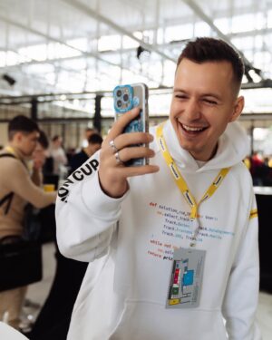Ilya Lutsak Instagram - IT’S TINKOFF SOLUTION CUP!

ТООПП!! Событие от Тинькофф @tinkoffbank ! 

Благодарю за приглашение ! Был рад раскачать эти пять сотен счастливых финалистов кубка! (И лучших IT специалистов России)

Респект организаторам , которых было более 50 человек, всё на высшем уровне! 

До новых встреч 🫱🏼‍🫲🏻

Фотки : @polyakov.photo
