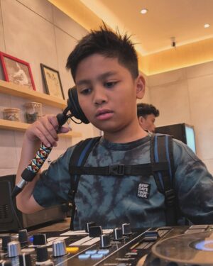 Imam Darto Instagram - Hari ini bapak mellow karena anaknya yang kedua udah 11 tahun. Udah nyebrang ke usia "teen". Huaaaa.. 😭😭😭

Tapi jangan cepat-cepat besar ya nak, tetap jadi anak manja yang tiap weekend maunya tidur di kamar bapak dan bunda, tetap jadi anak kecil yang matanya berbinar dan jumpalitan setiap tau kita mau liburan, tetap jadi anak yang jadi sumber kebahagiaan dan tawa keluarga kecil kita yaa.. 

Selamat Ulang Tahun Zafa si bocah viral, yang tiap ketemu orang selalu ditanya "ini yang kepalanya kejepit ya mas?"