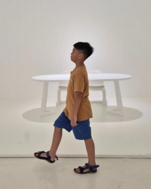 Imam Darto Instagram - Hari ini bapak mellow karena anaknya yang kedua udah 11 tahun. Udah nyebrang ke usia "teen". Huaaaa.. 😭😭😭

Tapi jangan cepat-cepat besar ya nak, tetap jadi anak manja yang tiap weekend maunya tidur di kamar bapak dan bunda, tetap jadi anak kecil yang matanya berbinar dan jumpalitan setiap tau kita mau liburan, tetap jadi anak yang jadi sumber kebahagiaan dan tawa keluarga kecil kita yaa.. 

Selamat Ulang Tahun Zafa si bocah viral, yang tiap ketemu orang selalu ditanya "ini yang kepalanya kejepit ya mas?"