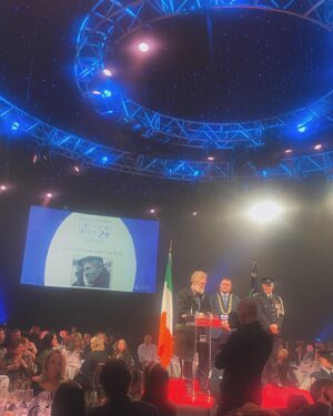 Imelda May Instagram - Last week we gathered in the round to celebrate our friend @glenhansard and other equally extraordinary people 
who contribute their time, energy, talents, care and love for the better of our Dublin community.
Thanks to @lordmayorofdublin @daithideroiste 
for hosting us 
both formally and so warmly 
for #lordmayorawards2024 
in The Mansion House. 
Great to meet old and new friends 
to celebrate kindness.
Glen has worked tirelessly for @simoncommunity and it was really lovely to see his dedication acknowledged.
With  friends including @doran__lads singing @liamomaonlai @mundy_music @sjswords @markwilliamlogan @bowass04 @jamieh_official 
we connected our energies, 
the spirit rose then landed in each of us , 
we sang and gave thanks.
I’m so grateful to have witnessed. 
Congratulations @glenhansard and all recipients ❤️