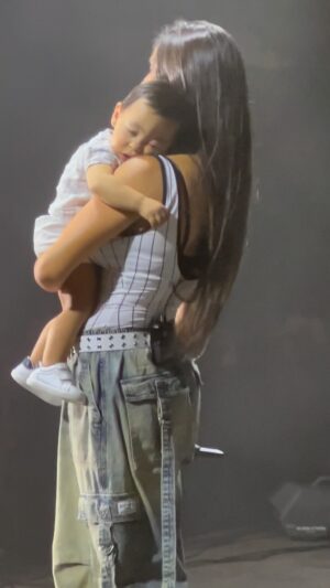 India Martínez Instagram - Anoche en mi concierto de La Solana mientras cantaba abajo del escenario un bebé me echó los brazos llorando, lo agarré  y lo mecí, y no solo se calmó, sino que se durmió. Nunca me había pasado algo parecido la verdad. La cosa es que cuando intentaba dárselo a su yaya volvía a llorar y tenía que volver a calmarlo. A todo esto, la gente esperando, y guardando silencio para que el bebé se durmiera. 😂🙈 era surreal. 
Intenté 3 veces dárselo a su yaya para seguir el concierto pero no hubo manera así que me lo subí al escenario y allí le canté una de mis canciones en forma de nana. Creo que mejor dejo vídeo por aquí, porque es que esto no tiene explicación. 🙈🙌🏽❤️ 
Gracias @lara_bertrand_ y @deseadamente por los vídeos