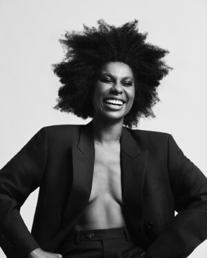 Indira Nascimento Instagram - She’s a mooooviiiiee starr ⭐️🖤
.
Photo @chicocerchiaro 
Beauty @anathorellybeauty 
Stylist @garandrastyle