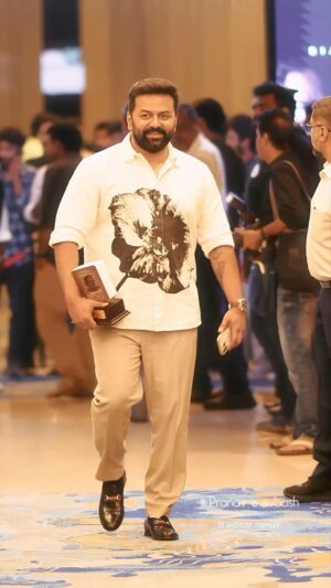 Indrajith Sukumaran Instagram - എന്റെ വീടിന്റെ ചുവരിൽ ഒരുപാടുപേരുടെ പടം ഒന്നും ഇല്ല... ഒരാളുടെ പടമേ ഉള്ളു... എന്റെ തന്തേടെ... മാപ്പ് ജയന് പറയൂല... 

വട്ട് ജയൻ 💔

@indrajith_s 

🎥 @pranavcsubash_photography 

🖥️ @editor.rahulr 

#indrajith #indrajithsukumaran #poornimaindrajith #rgzreels #reels #reelitfeelit #réel #reelsinstagram

#reelkarofeelkaro #reelsvideo #reelsvideo #reelit #reelitfeelit #reelindia #reelcouple #reelkrofeelkro #trend #trending #trendingreels