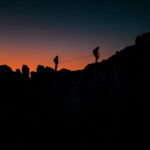 Ines Benazzouz Instagram - Un an s’est écoulé si rapidement. 

Il est désormais temps pour moi de me lancer dans une nouvelle aventure, et je ne reviendrai qu’après avoir atteint mon objectif. Il y aura une pause dans la publication de vidéos et de stories pour un certain temps.
J’espère que vous serez toujours là à mon retour, que j’échoue ou que je réussisse.
Je suis convaincu que cette aventure me permettra de grandir !

Je tiens à remercier tout particulièrement mon gars, @mathis_dumas. Sans lui, je n’aurais jamais découvert ma passion pour la montagne et la sensation de liberté qu’elle m’apporte. Nous allons vivre l’ascension de ce sommet ensemble, avec toute l’équipe qui nous accompagne, et ce souvenir restera gravé dans nos mémoires pour toujours.

Un grand merci pour tous vos messages de soutien, ainsi qu’à mes équipes et à ma famille.J’espère que la prochaine photo que je partagerai sera celle de moi au sommet du monde 🏔️.

À bientôt, prenez soin de vous et de vos proches. Ines 

Retouche photo @alexipav 🙏
Photo by @jordan_manoukian 📸