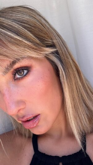 Inês Gutierrez Instagram - Vejo isto como um boost de confiança e bem-estar para quem precisa. Este kit emagreslim - com base em suplementos alimentares naturais - ajuda-nos a lembrarmo-nos de nós, a cuidarmos de nós e a não nos esquecermos que há coisas que continuam a ser muito importantes mesmo que os anos passem, mesmo que os trinta ou os quarenta cheguem, mesmo que os filhos ou os casamentos cresçam 🦋 @vivamelhor.pt #add