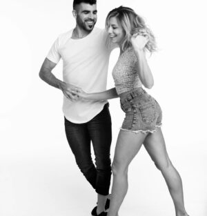 Inés Palombo Instagram - Bailar fue desde mis 8 años mi hobbie preferido, pasé en toda mi vida por muy diferentes estilos, danza clásica, jazz, tango, salsa y bachata. 

Siempre me sirvió de descarga, de energía a la vez y como dicen mucho de “terapia”. Por diferentes razones una importante, la maternidad, en donde una se deja un poco de lado, hace bastante que no lo hago y mi cuerpo me lo está pidiendo…

Qué actividad o hobbie amás? Hace mucho que no lo hacés? Si es así, te propongo que te escuches y veas que te está faltando hacer para lograrlo. Pedir? Organizarte? 
Ojalá puedas hacerlo si es que te hace tan bien (lo mismo si hay algo que le tenés ganas desde hace mucho y todavía no te animaste 😉), usemos esta mitad del año para arrancar 🙋‍♀️❤️

#baile #bailar #hobbie #pasion #hobbies