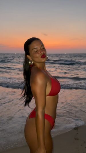 Inès Sberro Instagram - Du rouge dans sa vie 🔥❤️