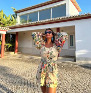 Inês Simões Instagram - Verão a Sul e férias em família e amigos! 
Neste registo, gosto de juntar todos e partilharmos cada momento bemmmm juntinhos 🤪!
1- A apreciar a natureza da Villa da @springvillas;
2- Sim, a casa é só para nós 🥳
3- Tik Tok na piscina✅
4- Bola na piscina ⚽️
5- Momento de Relax;
6- O céu antes da trovoada; 
7- Nós, bem comportados (falta o João que tirou a foto);
8- Se procurarmos bem, encontramos sempre a luz;
9- A minha melhor vista;
10- Viciados nisto, send help. 🙄