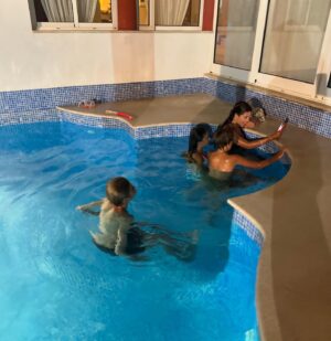 Inês Simões Instagram - Verão a Sul e férias em família e amigos! 
Neste registo, gosto de juntar todos e partilharmos cada momento bemmmm juntinhos 🤪!
1- A apreciar a natureza da Villa da @springvillas;
2- Sim, a casa é só para nós 🥳
3- Tik Tok na piscina✅
4- Bola na piscina ⚽️
5- Momento de Relax;
6- O céu antes da trovoada; 
7- Nós, bem comportados (falta o João que tirou a foto);
8- Se procurarmos bem, encontramos sempre a luz;
9- A minha melhor vista;
10- Viciados nisto, send help. 🙄