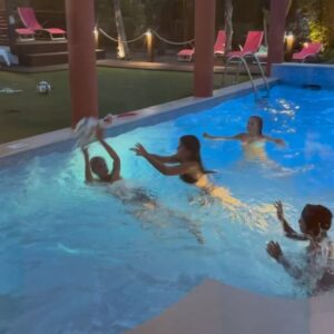 Inês Simões Instagram - Verão a Sul e férias em família e amigos! 
Neste registo, gosto de juntar todos e partilharmos cada momento bemmmm juntinhos 🤪!
1- A apreciar a natureza da Villa da @springvillas;
2- Sim, a casa é só para nós 🥳
3- Tik Tok na piscina✅
4- Bola na piscina ⚽️
5- Momento de Relax;
6- O céu antes da trovoada; 
7- Nós, bem comportados (falta o João que tirou a foto);
8- Se procurarmos bem, encontramos sempre a luz;
9- A minha melhor vista;
10- Viciados nisto, send help. 🙄