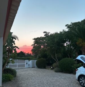 Inês Simões Instagram - Verão a Sul e férias em família e amigos! 
Neste registo, gosto de juntar todos e partilharmos cada momento bemmmm juntinhos 🤪!
1- A apreciar a natureza da Villa da @springvillas;
2- Sim, a casa é só para nós 🥳
3- Tik Tok na piscina✅
4- Bola na piscina ⚽️
5- Momento de Relax;
6- O céu antes da trovoada; 
7- Nós, bem comportados (falta o João que tirou a foto);
8- Se procurarmos bem, encontramos sempre a luz;
9- A minha melhor vista;
10- Viciados nisto, send help. 🙄