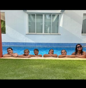 Inês Simões Instagram - Verão a Sul e férias em família e amigos! 
Neste registo, gosto de juntar todos e partilharmos cada momento bemmmm juntinhos 🤪!
1- A apreciar a natureza da Villa da @springvillas;
2- Sim, a casa é só para nós 🥳
3- Tik Tok na piscina✅
4- Bola na piscina ⚽️
5- Momento de Relax;
6- O céu antes da trovoada; 
7- Nós, bem comportados (falta o João que tirou a foto);
8- Se procurarmos bem, encontramos sempre a luz;
9- A minha melhor vista;
10- Viciados nisto, send help. 🙄
