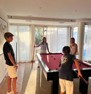 Inês Simões Instagram - Verão a Sul e férias em família e amigos! 
Neste registo, gosto de juntar todos e partilharmos cada momento bemmmm juntinhos 🤪!
1- A apreciar a natureza da Villa da @springvillas;
2- Sim, a casa é só para nós 🥳
3- Tik Tok na piscina✅
4- Bola na piscina ⚽️
5- Momento de Relax;
6- O céu antes da trovoada; 
7- Nós, bem comportados (falta o João que tirou a foto);
8- Se procurarmos bem, encontramos sempre a luz;
9- A minha melhor vista;
10- Viciados nisto, send help. 🙄