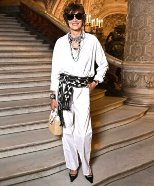 Inès de La Fressange Instagram - Comment je m’habille aujourd’hui ? En mots croisés ! 😂 @chanel @operadeparis  @rogervivier