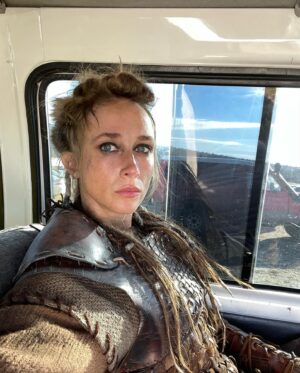 Ingrid García Jonsson Instagram - First time playing a viking. 😙
Espero que no sea la última porque qué diversión que te den puñales de goma y te dejen jugar a las peleas con gente que mide medio metro más que tú 
Y la gente era muy maja la verdad, entrar en un equipo que lleva AÑOS currando juntos da cosita, en set me sentí como en casa, aunque estaba lejísimos. 
#sevenkingsmustdie @thelastkingdom