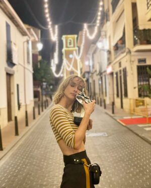 Ingrid García Jonsson Instagram - Anoche me honraron con el Faro de Plata en uno de los festivales más especiales de este país. Qué bien todo.
Muchas gracias gracias @cinelalfas por el cariño y el apoyo @luislarrodera
Gracias a @josejuan35 y @pacocasado19 por ponerme guapita y a @daniperezprada por retatarme en mi esplendor. Cuantísimo tiempo compartiendo este sendero amigos