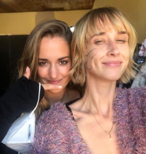 Ingrid García Jonsson Instagram - Tengo muchas fotos de Veneciafrenia con esta señorita y más gente que no sé si jamás podré llegar a compartir, pero que me pirran.
Por ahora, sirva esta para anunciar que la peli de @alexdelaiglesia se estrena el 26 de Noviembre
Yo no digo na, pero el tiempo pasa volando!