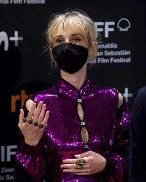 Ingrid García Jonsson Instagram - 💜 Qué suerte y qué privilegio haber podido estrenar #explotaexplota en el @sansebastianfes 
Estamos todos que no cabemos de gozo, @nachoalvarez_ y yo vamos en el coche de vuelta agotados y sin coversación ya! Ha sido una experiencia muy intensa!

Gracias @gucci @parsida por cubrirme de luz y color en esta ocasión tan especial! Tengo una suerte que no me la creo

@josejuan35 y @pacocasado19 qué haría sin vosotros! Y sin @luciadelriomanagement compañera incansable en este largo viaje!

Qué bonito que esta peli me haga olvidar por momentos la complicada situación en la que estamos y volver a conectar con el disfrute y la diversión, espero que a vosotros os pase lo mismo viéndola!

Cuidaos mucho!
Y tranquis, que no dejo de dar la turra con la película todavía 🤪 Besos virtuales a todos

Y gracias @nacholopezfotografo por inmortalizar estos momentos y compartírmelos 💜