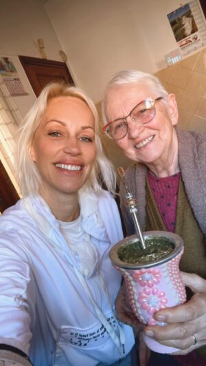 Ingrid Grudke Instagram - Ya que muchas veces me preguntan cómo curar el mate, acá les  muestro otra manera de hacerlo.  Así lo hace mi mamá 
Conocida como “la Oma” abuela en alemán 🥰💖
El Mate de porongo, cuando está nuevo, adentro tiene tiene regido blando, como si fuera una madera blanda o una especie de pelusas. 
Eso lo quemamos con brazas de tu asado 😄
Pones  dentro del porongo un poco de azúcar, yerba, unas brazas y lo vas girando y moviendo las brazas con una cuchara, así como se ve en el video. 
Cuando veas que el fondo y el borde se quemó toda esa maderita blanda entonces ya está listo tu mate.  Curado para empezar a disfrutarlo. 🥰. 
🧉 #mate #chacra #yerbamate #misiones #argentina mi mamá me energiza con su inteligencia emocional. Siempre me inyecta alegría y mucha sabiduría del saber vivir con paz.