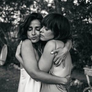 Inma Cuesta Instagram - Quién nos iba a decir aquel día que nos conocimos en las pruebas de: “ La voz dormida” aquella primera vez que te hice una trenza mientras te cantaba, que esa película nos convertiría en hermanas de por vida.
Quién nos iba a decir que nos íbamos a querer para SIEMPRE.
Feliz cumpleaños leona
Nos celebramos pronto!
Aquí me tienes a tu vera ✨🤍