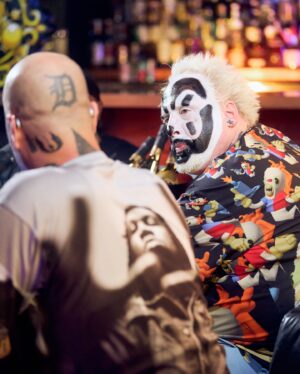 Insane Clown Posse Instagram - 🤡 @therealicp x #DrinkChamps 🏆

Full Audio OUT NOW! 🎙️

Full Video drops Saturday! 📡

📸: @drainflix