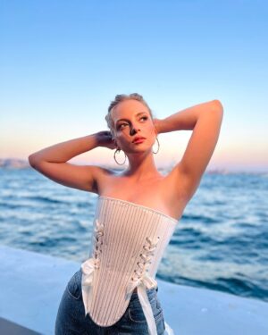 İpek Filiz Yazıcı Instagram - Bugün ışıl ışıl bi gün ✨💛🥂