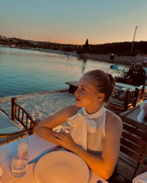 İpek Filiz Yazıcı Instagram - Çok beğenmiştiniz, buyrun efenim 🥂