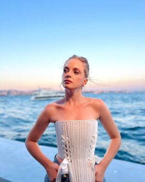 İpek Filiz Yazıcı Instagram - Bugün ışıl ışıl bi gün ✨💛🥂