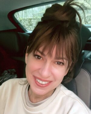 İpek Tuzcuoğlu Instagram - Sanma her şey güllük gülistanlık...Hayat bazen gül bazen diken olur...
Hayaller makas attığında , sen hep hazırlıklı ol ! İşte o vakit zihnin ya en iyi dost olur sana ya en vahşi düşman...