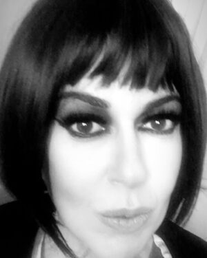İpek Tuzcuoğlu Instagram - Değişiklik iyidir✌🏻 #siyahbeyaz #hair #black #gelecekte