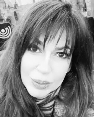 İpek Tuzcuoğlu Instagram - Bir varmış bir yokmuş...
Masallar böyle başlasa bile aslında hayatın ta kendisi bu cümleymiş... işte o yüzdendir ki yaşanan bunca neşe bunca hüzün bir gün varmış bir gün yokmuş...
