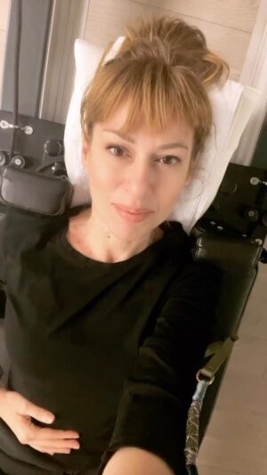 İpek Tuzcuoğlu Instagram - Selam 👋🏻 sizlerle deneyimlemediğim , kullanmadığım, yemediğim , içmediğim hiçbir şeyi paylaşmıyorum. Her zaman deneyimlerimi öneri ve bilgi noktasında paylaşmayı seven biri oldum. İşte şimdi bunlardan birini daha sizlerle paylaşıyorum. İki ay önce "Bilgisayarlı Postür Analizi " ( 12 ocak 2023 tarihli post) yaptırmış ve detayları sizlerle buradan paylaşmıştım. Sadece haftada iki gün yaptığımız 1.5 saatlik çalışmalarımızın sonucu,vücutta ki değişimler ve iyileşme yapılan ikinci analizin sonuçları , egzersizin ve düzenli çalışmanın etkisi inanılmaz.Özellikle, orta yaş ve sonrası kadınlarda baş gösteren kas kayıpları, kemik erimesi , kireçlenme gibi hastalıklara önlem almak için vücut egzersizlerinin önemini büyük. Hastalık gelmeden harekete geçmek en önemlisi.
Unutmayın hiçbir şey için geç değildir! Egzersiz yaşam kalitenizi arttırır!
#egzersiz #vücut #sağlık #postür #medikalplates #nefes #kas #kemik #kireçlenme #yaşamkalitesi # keşfet  @prof.dr.meral.kozakcioglu 
fizikom.com.tr