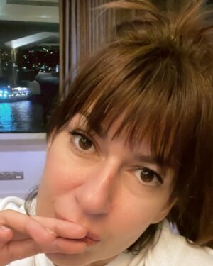 İpek Tuzcuoğlu Instagram - Bizi biz yapan duygular...
Hepsini kabul makamında selamla geçip gitsin...Hayatta her şey ahenk her şey denge...