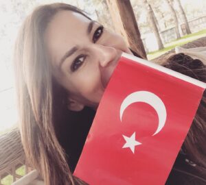 İpek Tuzcuoğlu Instagram - Özgürsem, ülkem diyebiliyorsam, eşit haklara sahipsem,cesursam,barış içindeysem YAŞASIN CUMHURİYET🇹🇷♥️ #cumhuriyet100yaşında  Her daim Atatürk #atatürk ve  tüm şehitlerimize... Her daim cumhuriyete minnet ve saygı ile🤍♥️