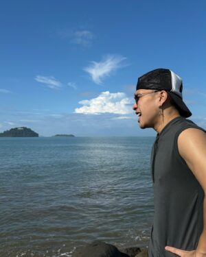 Iqbaal Ramadhan Instagram - 🏃🏻‍♂️🌅🌊📍Padang

Bentar lagi bikin @baale Sports Club karena kunci sehat adalah key health (jyakh,,) 👍🔑