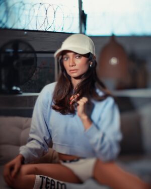 Ira Dubey Instagram - Perfect house moving weather 🫣💦🧢☕️ 

forever favs 
📸 @areesz 
💄 @dishsolanki 
👗 @akshatabhandarii