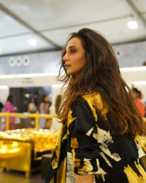 Ira Dubey Instagram - Gilded evenings with @chivas_in 🍯

EAT. SHOP. PLAY. 

Ajio Luxe Wkend
12-13-14 January, 2024
Jio World Garden,
BKC

#AjioLuxeWkend #TheWkendIndia #ChivasGlassware #ALWIndia #LLWIndia #LuxuryLifestyleWeekend