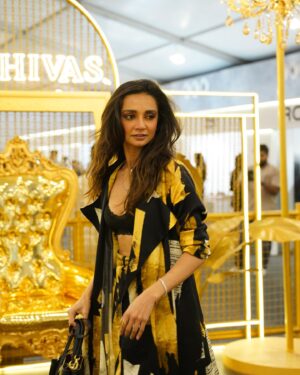 Ira Dubey Instagram - Gilded evenings with @chivas_in 🍯

EAT. SHOP. PLAY. 

Ajio Luxe Wkend
12-13-14 January, 2024
Jio World Garden,
BKC

#AjioLuxeWkend #TheWkendIndia #ChivasGlassware #ALWIndia #LLWIndia #LuxuryLifestyleWeekend
