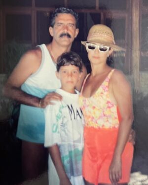 Iran Malfitano Instagram - Mesmo na ausência física do meu pai, carrego seu legado de amor, força e sabedoria dentro de mim…e a satisfação de ser seu filho, ter convivido por 42 anos e de levar seu nome enchem meu coração de alegria e essa felicidade supera qualquer dor de sua ausência física. Sendo 1/3 do pai que fostes pra mim com a Laura, terei o sentimento de que completei minha missão. Tenho certeza que nos encontraremos em um outro plano. Obrigado por tudo pai 💔🖤😔 #luto #paiefilho #23cromossomos #pai #meusangue -São Paulo diz combati o bom combate,terminei a corrida, guardei a fé, só me resta agora a coroa da justiça que justo juiz  me dará naquele dia e  a todos que esperam a vinda do senhor.
