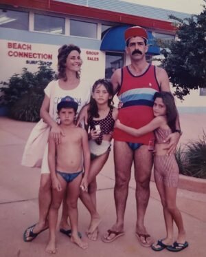 Iran Malfitano Instagram - Mesmo na ausência física do meu pai, carrego seu legado de amor, força e sabedoria dentro de mim…e a satisfação de ser seu filho, ter convivido por 42 anos e de levar seu nome enchem meu coração de alegria e essa felicidade supera qualquer dor de sua ausência física. Sendo 1/3 do pai que fostes pra mim com a Laura, terei o sentimento de que completei minha missão. Tenho certeza que nos encontraremos em um outro plano. Obrigado por tudo pai 💔🖤😔 #luto #paiefilho #23cromossomos #pai #meusangue -São Paulo diz combati o bom combate,terminei a corrida, guardei a fé, só me resta agora a coroa da justiça que justo juiz  me dará naquele dia e  a todos que esperam a vinda do senhor.
