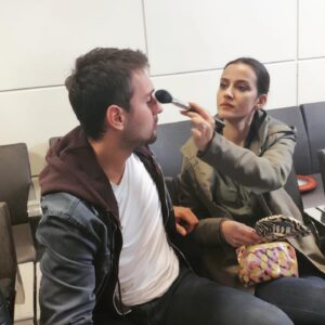 İrem Helvacıoğlu Instagram - Ne söyleyebilirim ki nasıl anlatabilirim, aklımdakini  kalbimdekini hangi kelimeyle anlatabilirim. söylenecek çok şey var belki...ama  Sen anlat Karadeniz ailem oldu...aile olduk iyi kötü çok şey yaşadık yorulduk ama yorgunluk engel değildi.birbirimize İnandık güvendik destek olduk. Nefesin umuduna Tahir’in inadına Yiğit’in gücüne acayip güçlü takıma inandık. Bu uzun yolda çok şey öğrendim. Büyük bir sorumluluk vardı altından kalkmaya, anlatmaya çalıştığım.tek başıma yapamazdım aileme çok teşekkür ederim. Bir ailem daha vardı ki çok büyük kocaman  karşılaştığım bildiğim tanımadan sevdiğim sevildiğim destek gördüğüm sak ailesi hepinize çok teşekkür ederim. Her zaman umut ve inatla...
Nefes ,sana veda etmiyorum o umuduyla bütün sessizliklere ses olmaya çalışıyor biliyorum ❤️ Çok eksik var çok