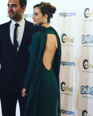 İrem Helvacıoğlu Instagram - Çok beklettim sizi biliyorum ama bu fotograf ancak ulaştı 🙈Cannes için hazırlığımda çok kısacık zamanda istediğim elbiseyi hazırlayan @barruslondon a ve takılarım için @monrevebijoux teşekkür ederim 😊